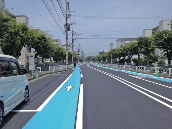 06_下山門団地大通りに自転車専用路のカラー舗装.jpg